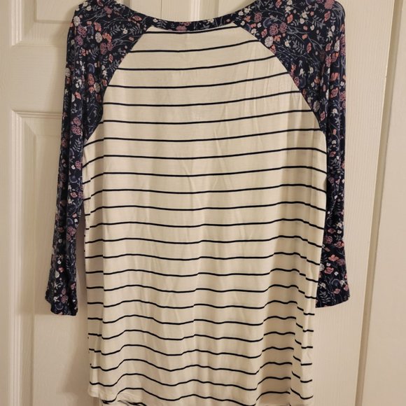 NWT Maurices  Med. ³/⁴ sleeve shirt - Picture 2 of 3